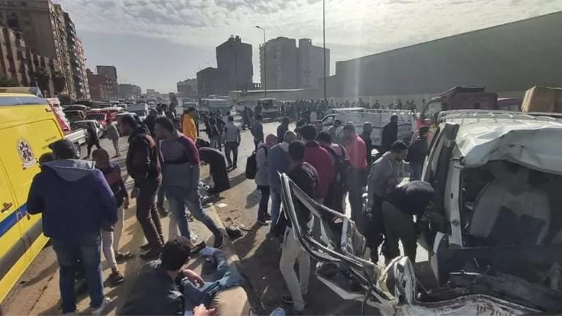 مصرع شخص وإصابة 12 أخرين أثر حادث إنقلاب سيارة أجرة بقليوب