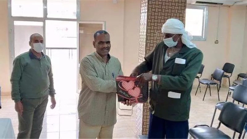 عاشور يكرم عاملين بالوحدة المحلية بأرمنت جنوب غرب الأقصر