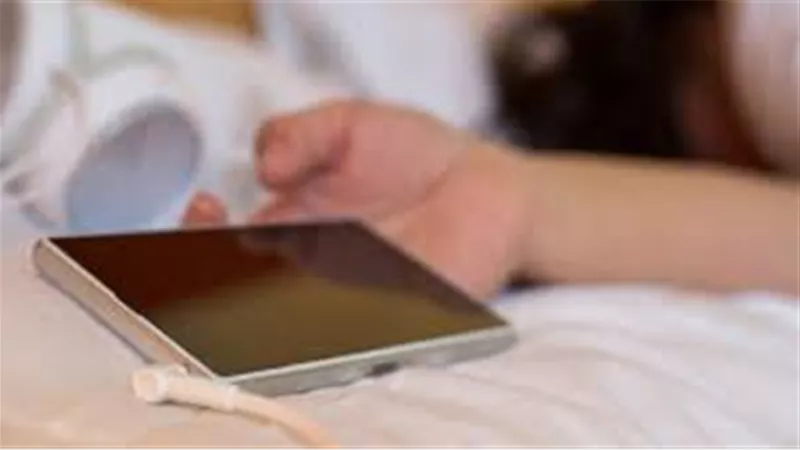 خبير يحسم الجدل بشأن مخاطر الهواتف الذكية على الإنسان
