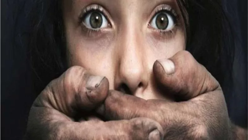 «واقعة مأساوية».. تفاصيل القبض على عجوز باعت حفيدتها «المعاقة ذهنيا» لزوجها العرفي