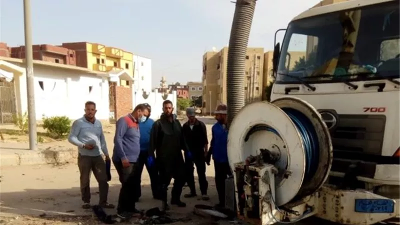 جهاز الصالحية الجديدة يستعد لمواجهة أمطار وسيول الشتاء بتطهير شبكة الصرف.. بالصور