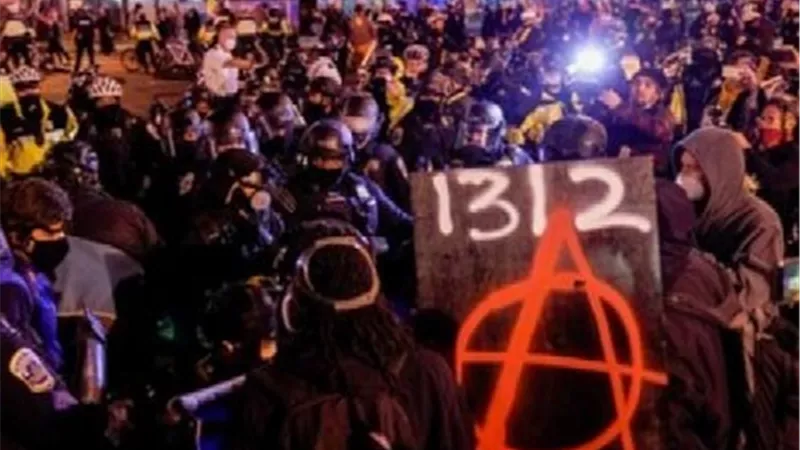 إصابة 8 اشخاص واعتقال 23 آخرين خلال اشتباكات بين مؤيدين ومعارضين لترامب