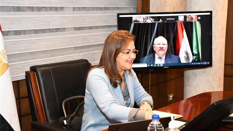 لفوزها بأفضل وزير عربي .. الخشت يهدي السعيد الدرع الذهبي للجامعة