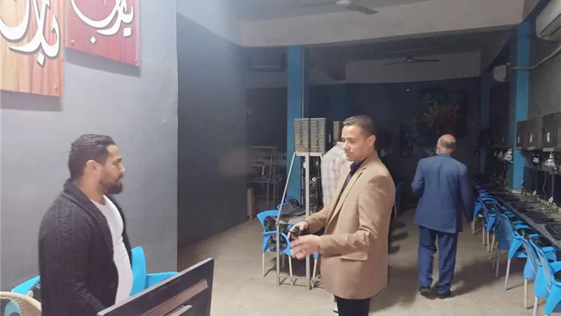 المحافظ يفاجئ الدائرى بقليوب وشوارع شبرا الخيمة ليلا لمتابعة الاشغالات وغلق المحلات
