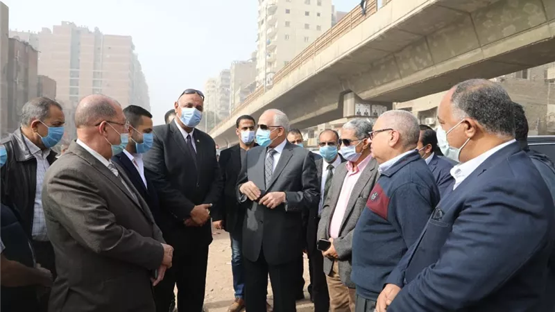 المحافظ ورئيس جهاز التعمير يتفقدان محاور الحركة حول شوارع الاهرام والملك فيصل