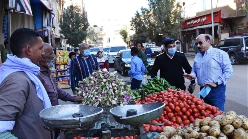 محافظ أسوان: محلات لبائعى الأسماك وتسكين الباكيات الجديدة لتفريغ سوق السيل من الباعة الجائلين.صور