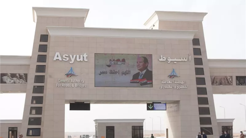 وزير النقل يتابع جاهزية المرحلة الأولى لطريق الصعيد الصحراوي الغربي