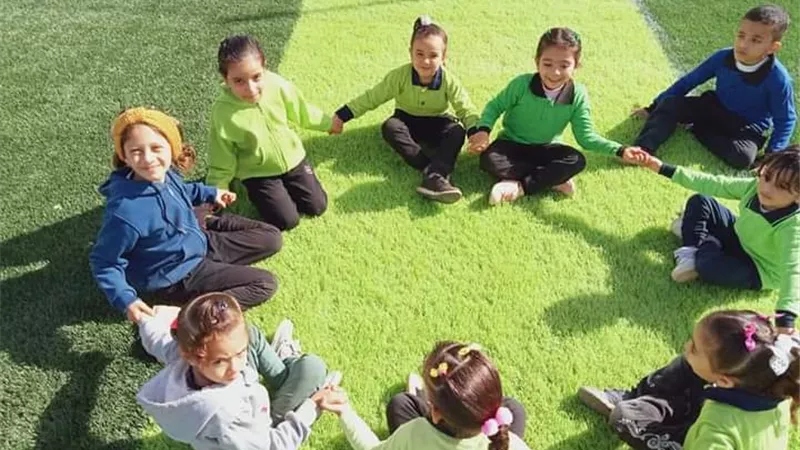محافظ الوادى الجديد يشارك طلاب المدارس فرحة 30 يونيو بالخارجة