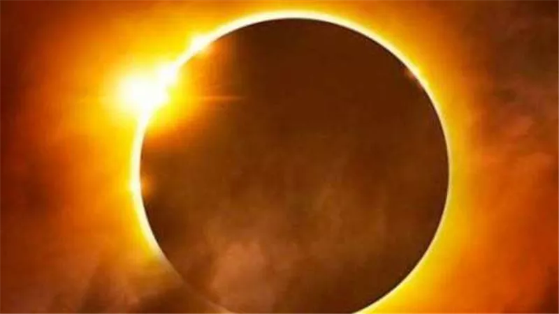 الكرة الأرضية تشهد كسوفا كليا للشمس