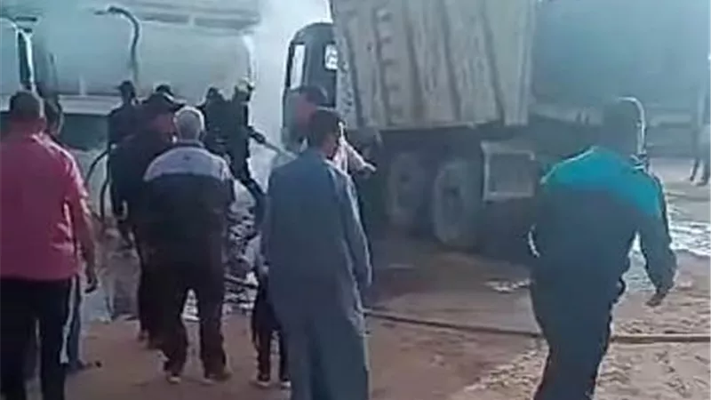 السيطرة على نيران شاحنة نقل ثقيلة فى جراج حكومى بالوادى الجديد.صور