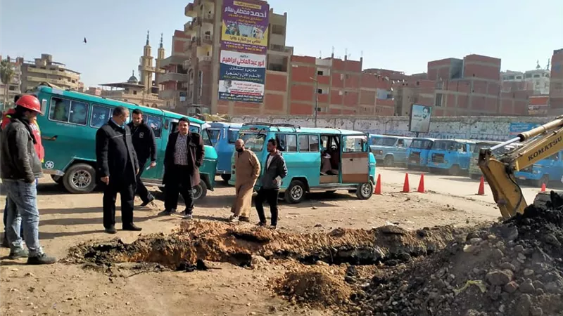 بدء اعمال الحفر الخاصة بانشاء الكوبري العلوي بقويسنا ورصف طريق وصيف ميت برة.. صــــور