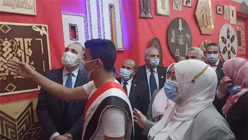 وكيل وزارة التعليم بالقاهرة يتفقد المعرض السنوى للمجال الصناعى