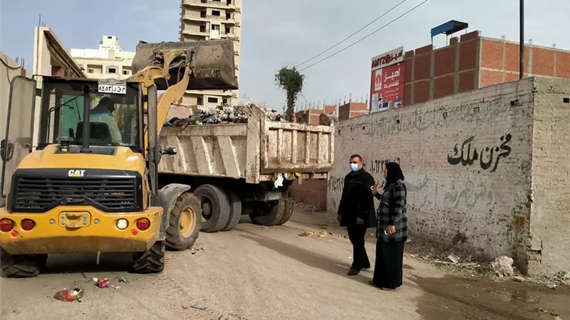 رفع نواتج التطهير من ترعة الخضراوية وتمهيد الطرق بشبرا بخوم.. صــــور