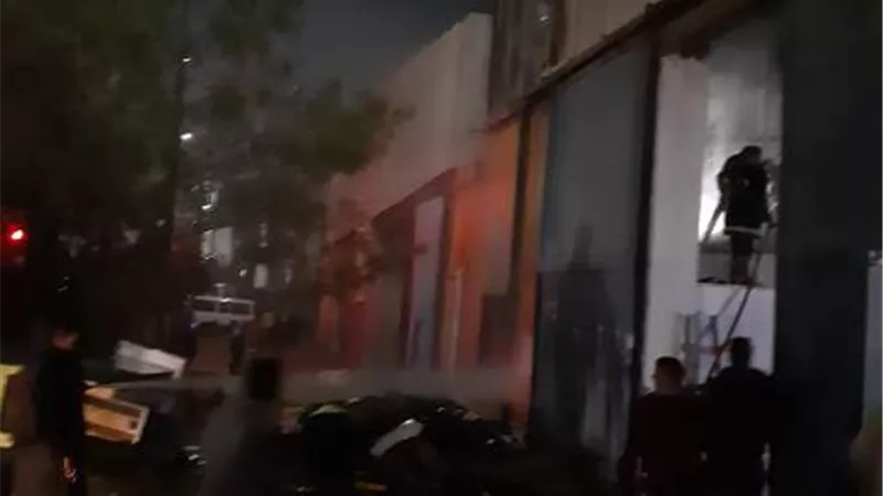 «الحماية المدنية» تعلن تفاصيل السيطرة على حريق هائل بمصنع دعاية وإعلان بقليوب