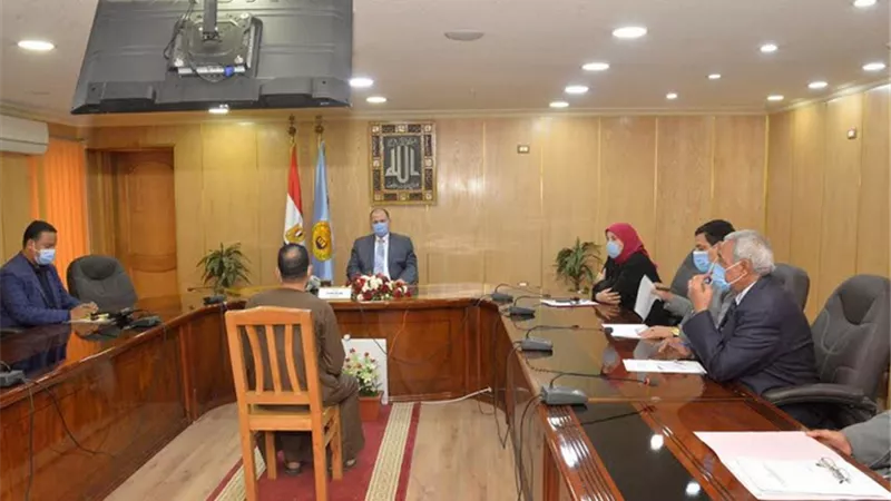 محافظ أسيوط يؤكد على ضرورة التواصل مع المواطنين ويأمر بصرف إعانات عاجلة وبحث الشكاوى والطلبات المقدمة