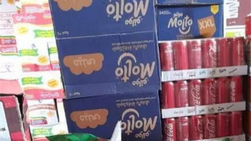 ضبط ٤٨٠ زجاجة مياه غازية داخل أحد مخازن المواد الغذائية يعمل بدون ترخيص بالعاشر