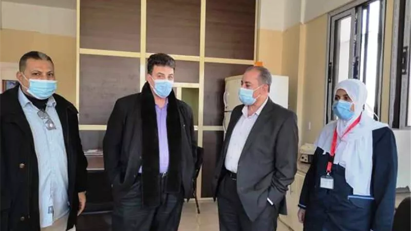 مدير التأمين الصحى بالشرقية يتفقد العيادة الطبية والادارة المدرسية للطلاب بابوحماد.. صور