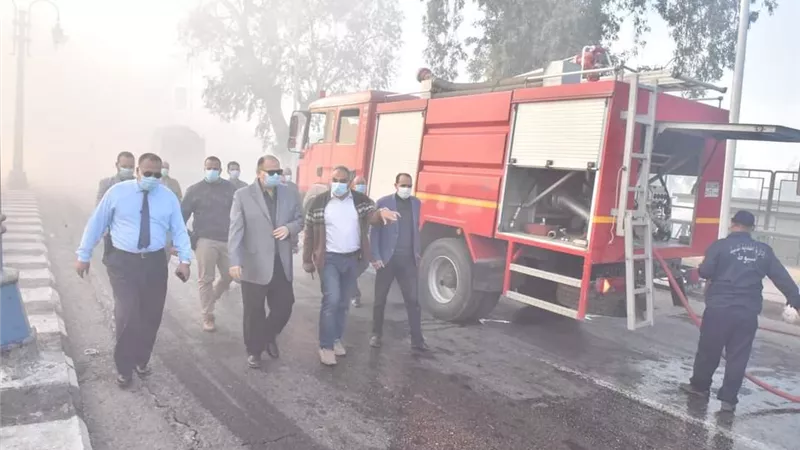 محافظ أسيوط يتفقد أعمال السيطرة على حريق ببعض الأشجار والمخلفات على ترعة الابراهيمية بحي غرب