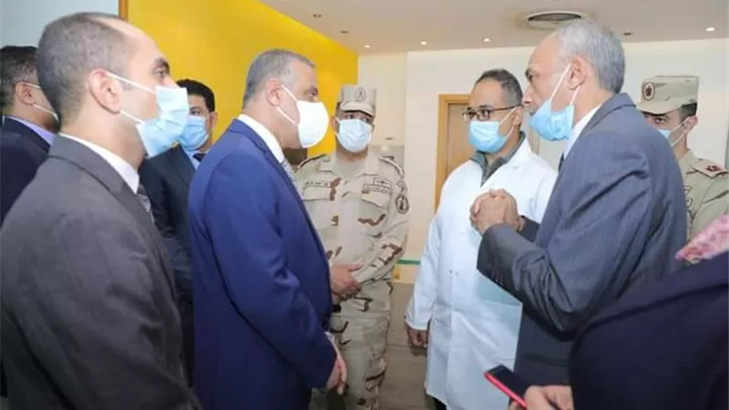 محافظ سوهاج يتفقد المستشفى العسكري ومركز القوات المسلحة لعلاج الأورام