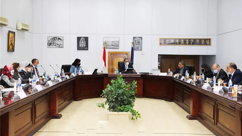 العنانى يناقش خدمة الدفع الالكتروني لتذاكر دخول المواقع الأثرية