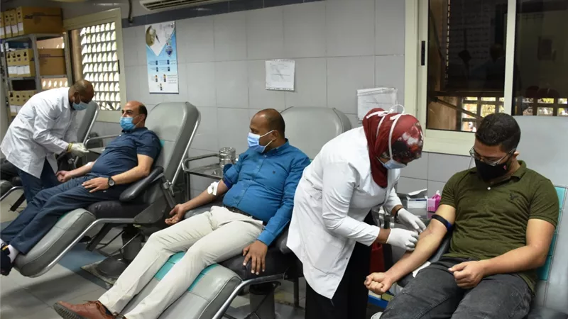 بتبرعه بالدم .. محافظ أسوان يطلق مبادرة 