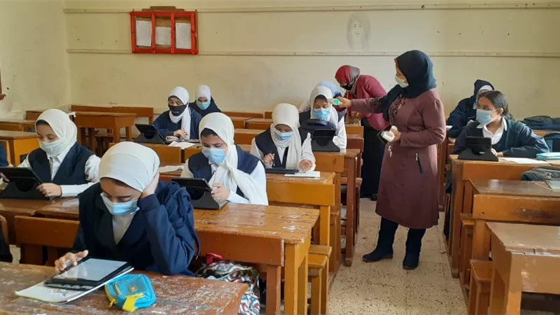 طلاب أولى ثانوى بأسيوط يواصلون الإمتحان التجريبى إليكترونيا