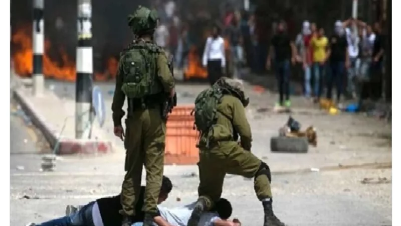إصابة 14 فلسطينيا بجروح وإختناق بغاز الجيش الإسرائيلي