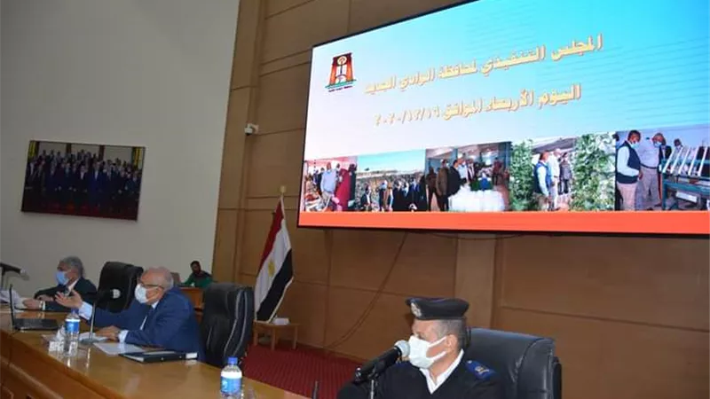 محافظ الوادى الجديد يكرم المتميزين ويوجه بحصر المخابز لتوصيل الغاز...صور