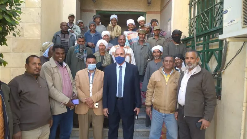 رئيس مركز القرنة يلتقى عمال النظافة