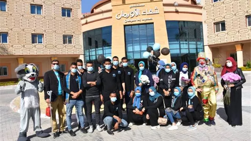 طلاب أسرة حورس بقنا يوزعون الهدايا لدعم أطفال مستشفى سرطان الأقصر