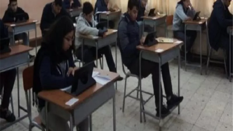 استولوا على 5 شاشات.. القبض على لصوص لسرقتهم مدرسة بالإكراه