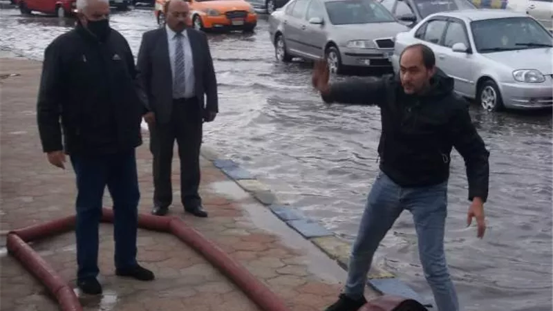 رئيس مياه القناة يشرف بنفسه على أعمال كسح الأمطار في الإسماعيلية .صور