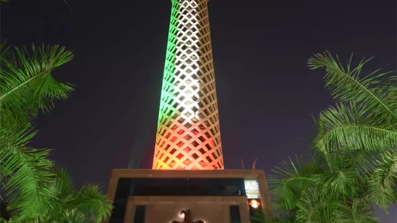 برج القاهرة يتجمل بالوان علم دوله الامارات الشقيقة بالصور