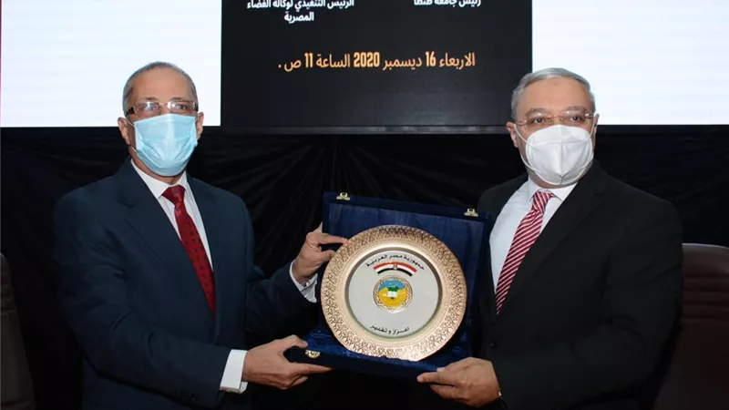 رئيس جامعة طنطا يكرم الرئيس التنفيذي لوكالة الفضاء المصرية