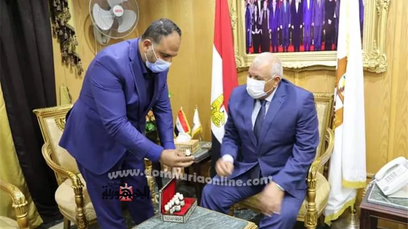 الزملّوط يشهد باكورة إنتاج سم العقرب لعلاج السرطان والاورام بالوادى الجديد .صور