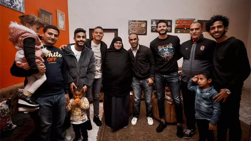 سيظل اسمه خالدا في قلوبهم.. عبدالحفيظ ونجوم الأهلي في زيارة لأسرة عبدالوهاب