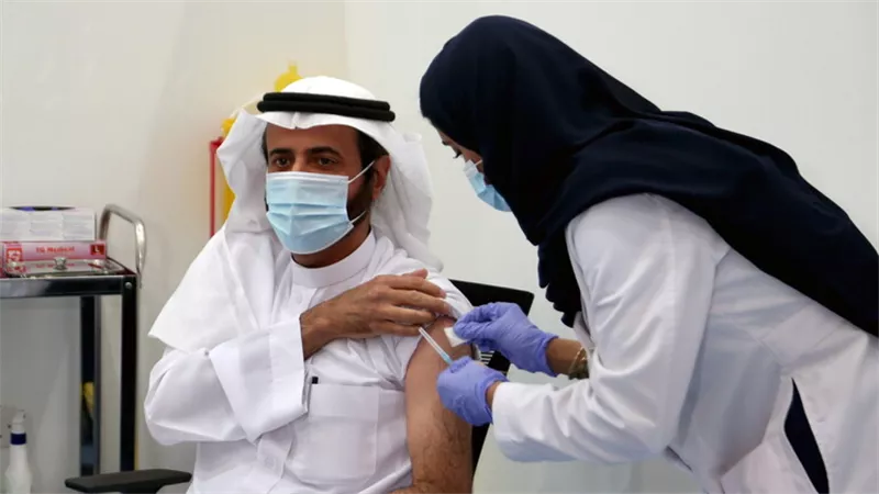 وزير الصحة السعودي يتلقى أول جرعة من لقاح فيروس كورونا
