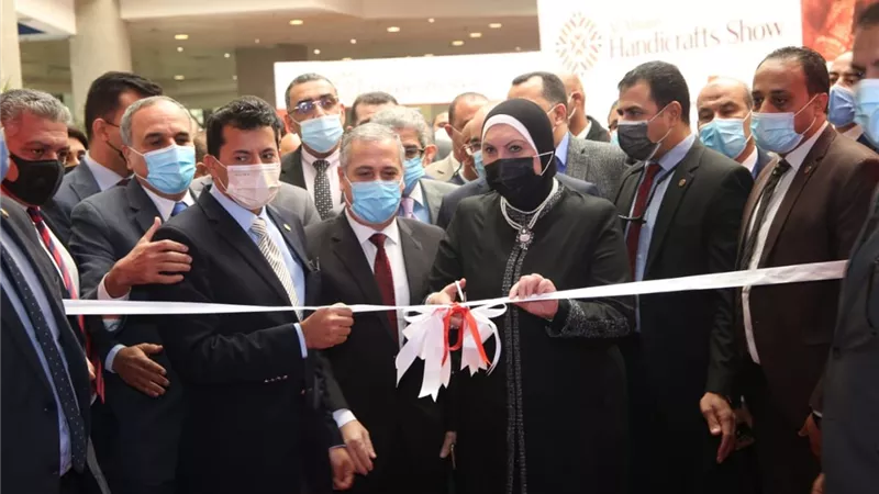 وزيرا الشباب والتجارة والصناعة يفتتحان معرض الأهرام للمنتجات الحرفية بأرض المعارض
