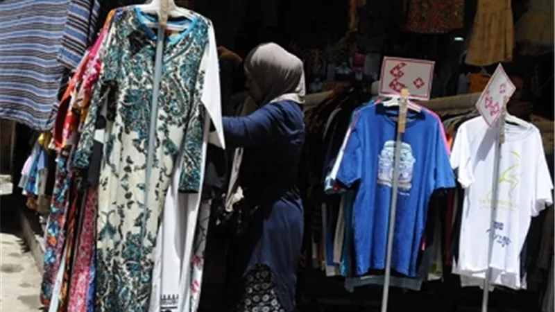 في وكالة البلح..الباعة احتلوا الأرصفة..المفروشات في نهر الطريق..وحملات الحي لا تكفي