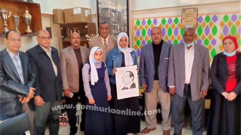 وكيل وزارة تعليم قنا يكرم طالبه فائزة فى مسابقات الرسم بالفحم