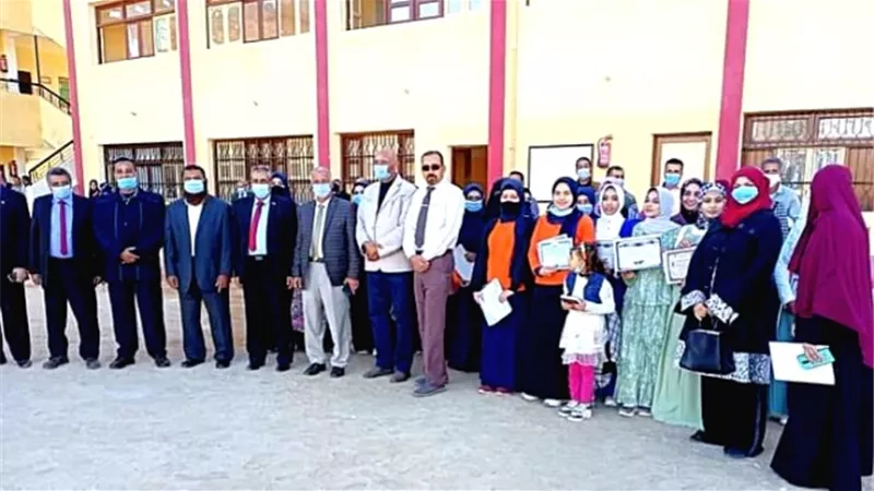 رئيس الداخلة يشهد تكريم أوائل الجمهورية للتعليم التجارى بالوادى الجديد.صور