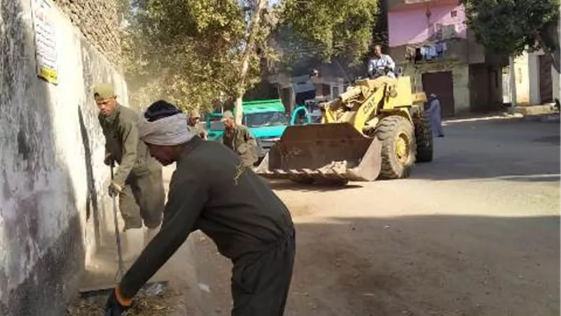 حملة نظافة مكبرة بالبياضية جنوب الأقصر