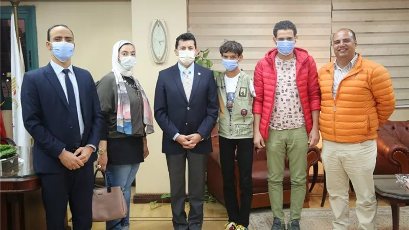 أشرف صبحى يهدى الطفل صاحب الموهبة فى كرة القدم عضوية مركز شباب بلبيس .. صور