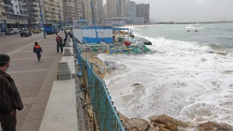 حماية الشواطئ: وجود نحر على كورنيش الإسكندرية يمثل خطورة