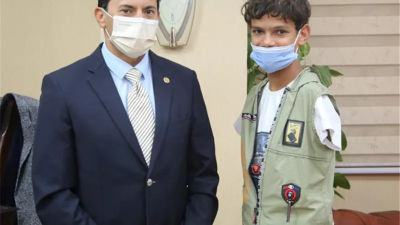 وزير الرياضة يهدى الطفل إبراهيم محيسب عضوية مركز شباب بلبيس