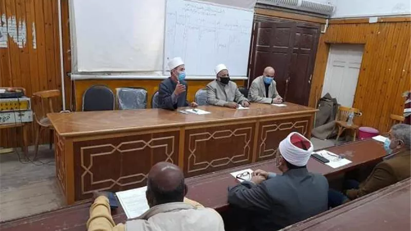 مدير المنطقة الأزهرية بالقليوبية يلتقي مديري العموم استعداداً لإمتحانات نصف العام
