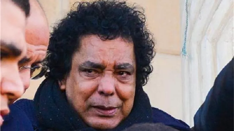 إصابة الفنان محمد منير ونقله إلى المستشفى