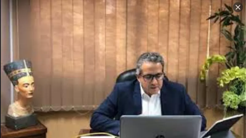 العنانى يناقش آخر استعدادت الموكب الملكى