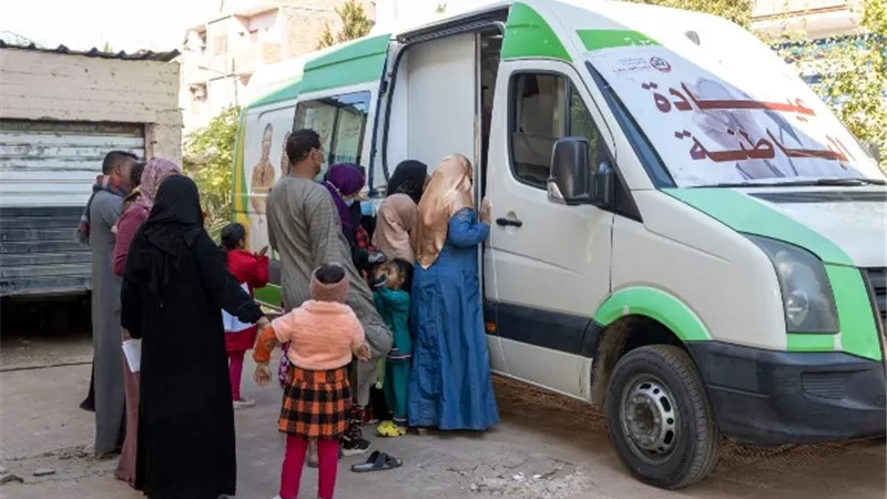 قافلة طبية مجانية تعالج ١١٤٥ مواطن بقرية الرئيسية في قنا .صور