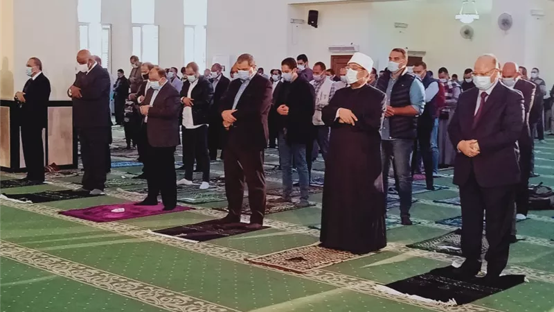 محافظ القاهرة ووزراء الأوقاف والقوى العامله والتنمية المحليه يؤدون صلاه الجمعه بمسجد تحيا مصر بالاسمرات